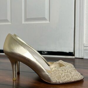 STUART WEITZMAN CHANTELLE GOLD SWISS LACE EVENING PEEPTOE PUMPS SZ 10 WEDDING